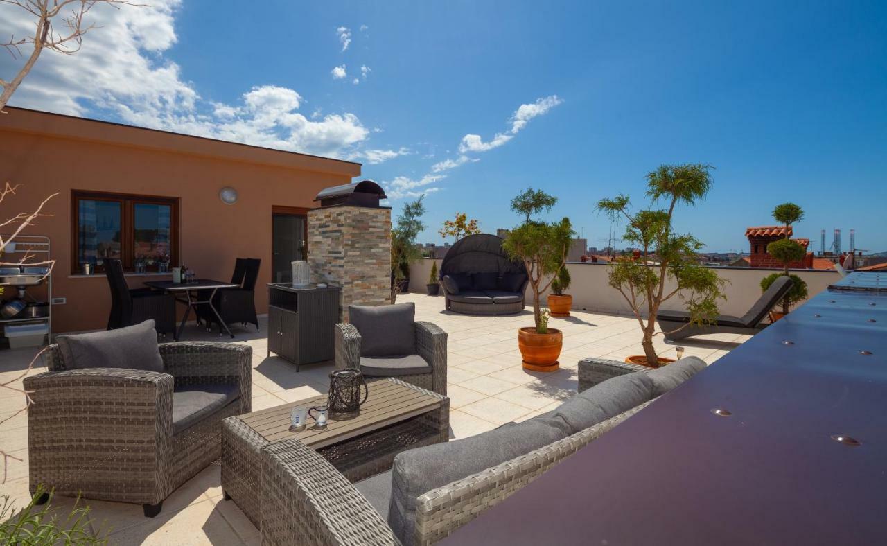Luxury Apartment With Private Rooftop Terrace พูลา ภายนอก รูปภาพ
