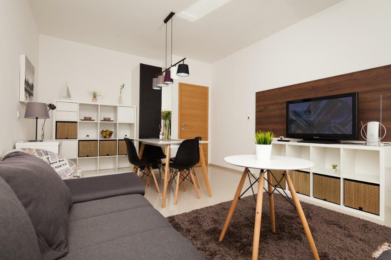 Luxury Apartment With Private Rooftop Terrace พูลา ภายนอก รูปภาพ