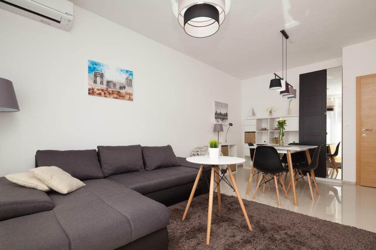 Luxury Apartment With Private Rooftop Terrace พูลา ภายนอก รูปภาพ